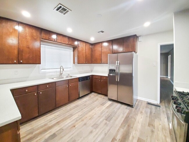 Building Photo - Breathtaking Mountain Views!