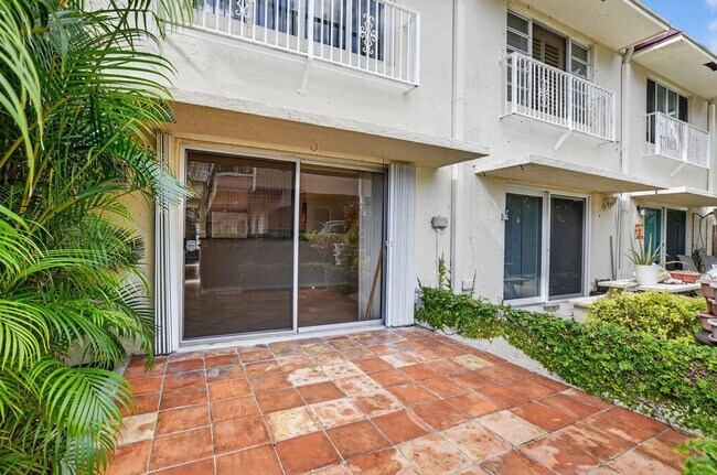 Building Photo - 596 SE 20th Ave