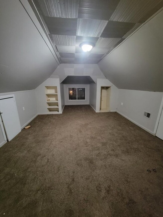 Building Photo - Beautifully updated large spacious home.  ...