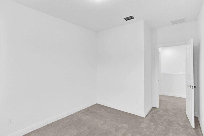 Building Photo - 585 Sanderling Cir