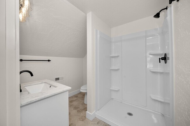 Building Photo - New Updated 3 Bed 2 Bath Lower South Hill Home!