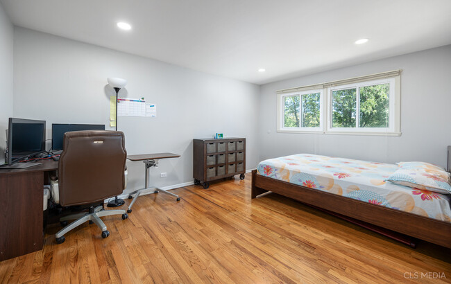 Building Photo - 621 S Salem Dr