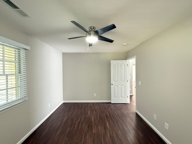 Building Photo - 815 Meadowstone Dr