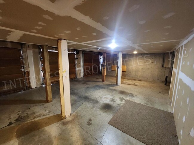 Building Photo - 4+ Bedroom Tigard Home With a Beautiful Vi...
