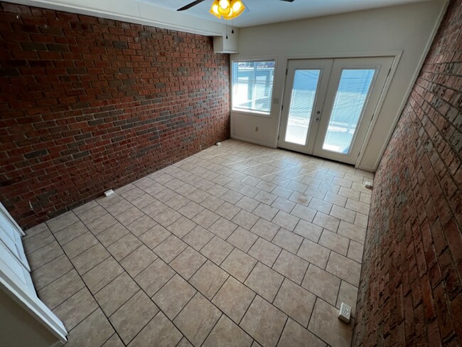 Building Photo - 171 Hutton St