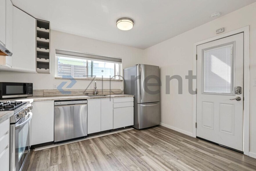 Building Photo - Unit B