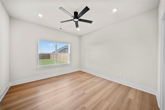 Building Photo - 951 Moksha St