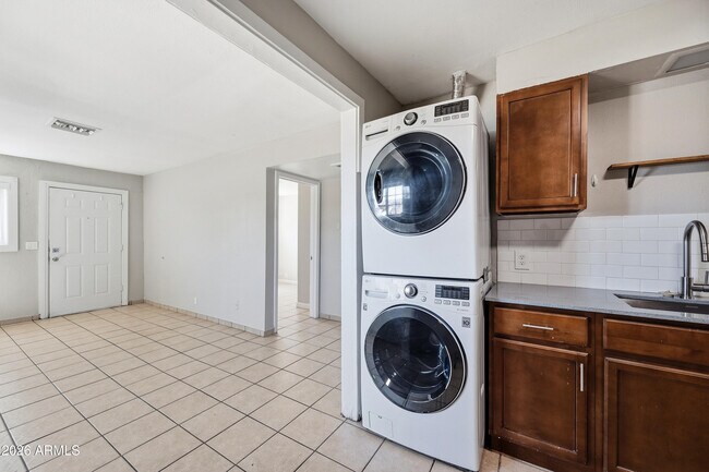 Building Photo - 5206 W Ocotillo Rd