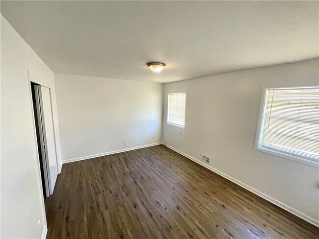 Building Photo - 2916 Skyland Dr NE