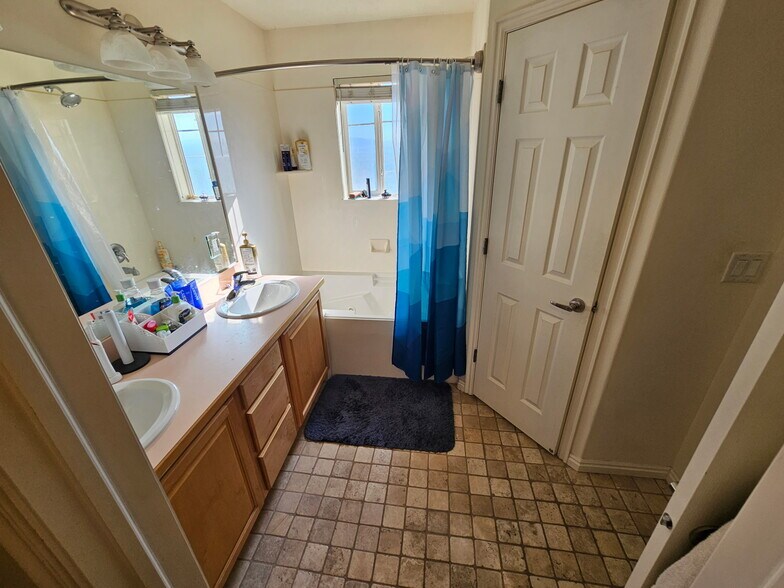 $675 Master Bathroom - 1372 Alpine Way