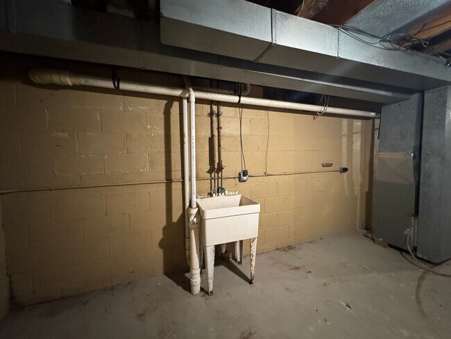 Building Photo - Your new Townhouse Awaits! 3 Bed / 1.5 Bat...