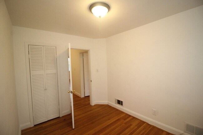 Building Photo - Lovely Towson 3bd/2ba Rowhome w/ CAC & W/D...