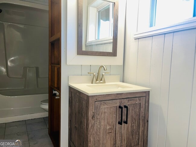 Building Photo - 406 E Main St