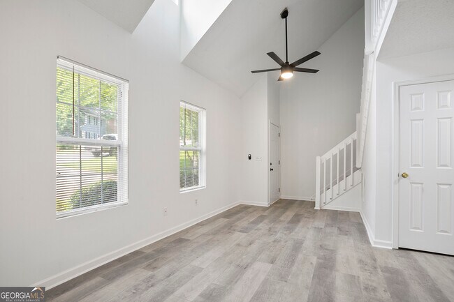 Building Photo - 6712 Lakewood Dr