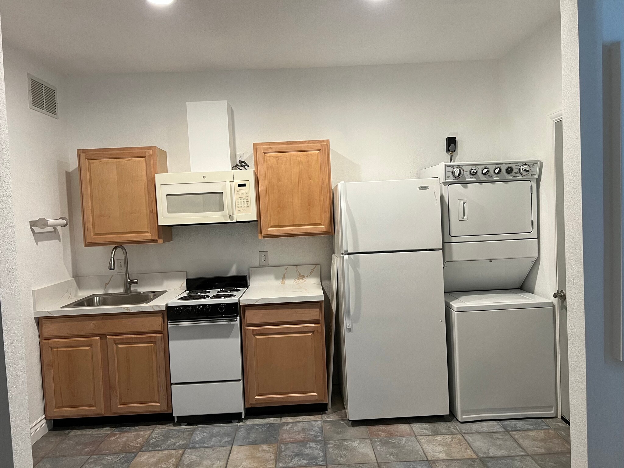 Kitchen - 11070 Densmar Rd