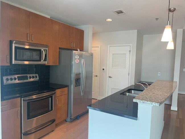 Building Photo - Gorgeous Condo @ Midtown Plaza 1B/1B In Am...