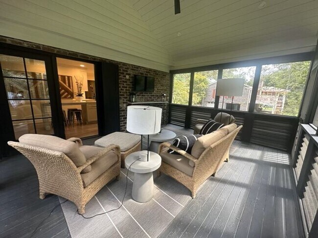 Building Photo - Fully Furnished House in West Hills – Knoxville, TN