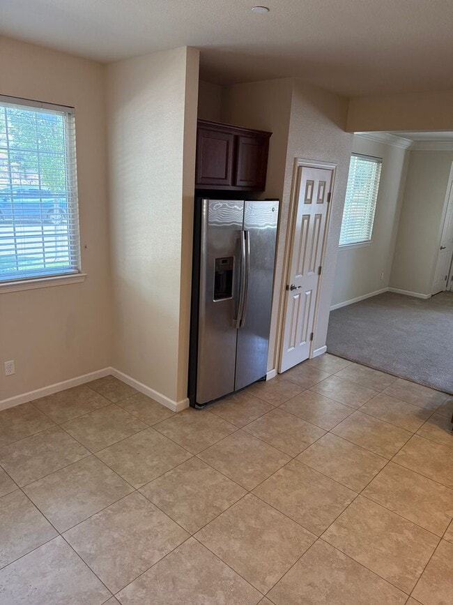 Building Photo - 3-bedroom, 2.5-bathroom townhouse located ...