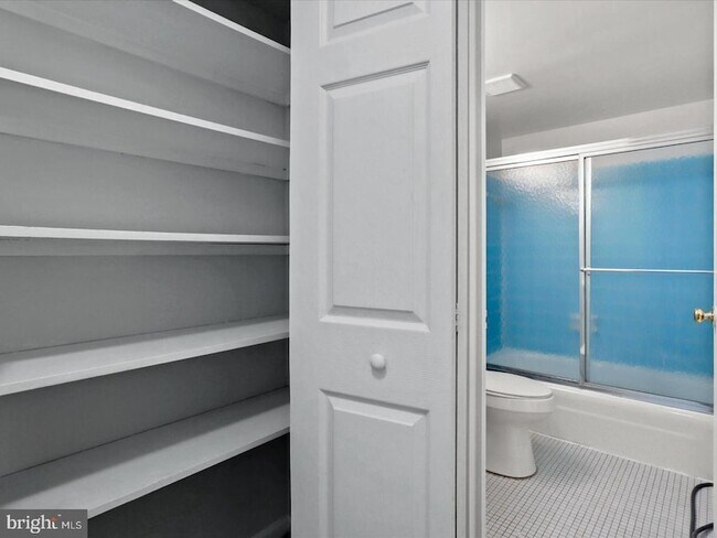 Building Photo - 33 Canterbury Square