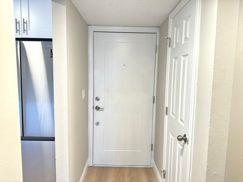 Building Photo - 6054 Amberly Ct