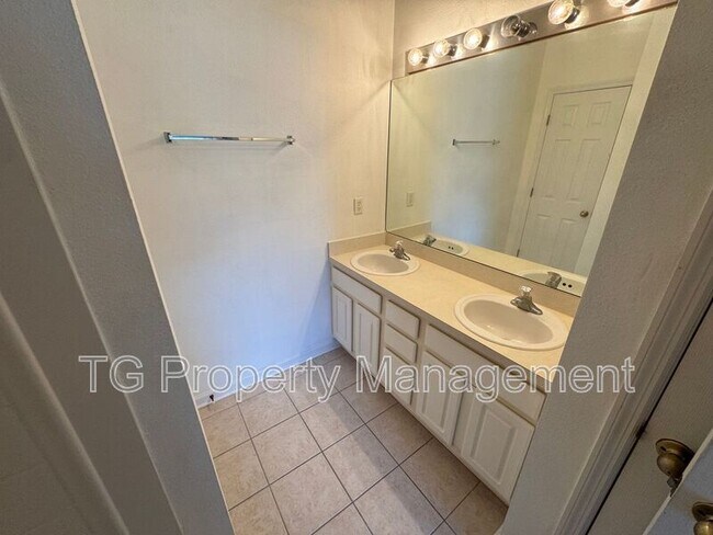 Building Photo - 5760 Sandstone Way