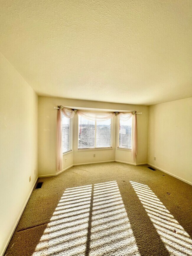 Building Photo - 4 bed, 3 bath Home in Huntington Hills Nei...