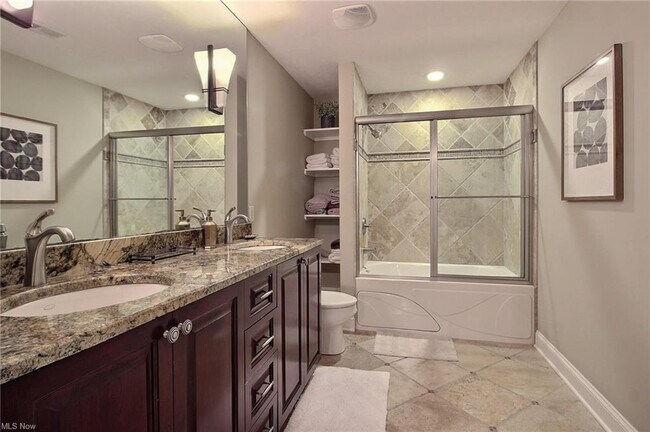 Building Photo - 40 Hamlet Ct