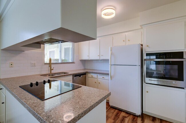 Building Photo - 5085 N Roosevelt Ave