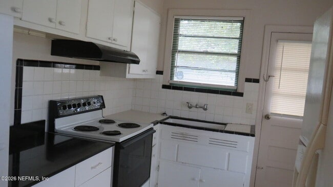 Building Photo - 4566 Plymouth St