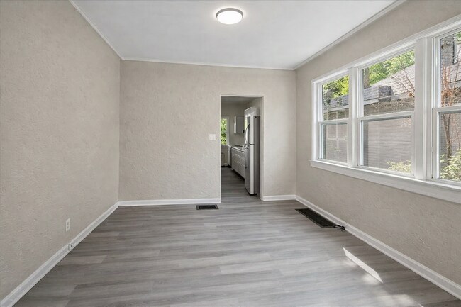 Building Photo - 2025 Mansfield St