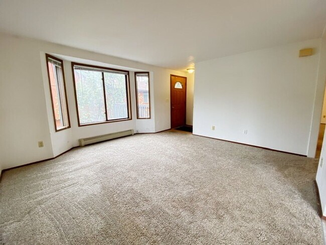 Primary Photo - 6623 E 6th Ave