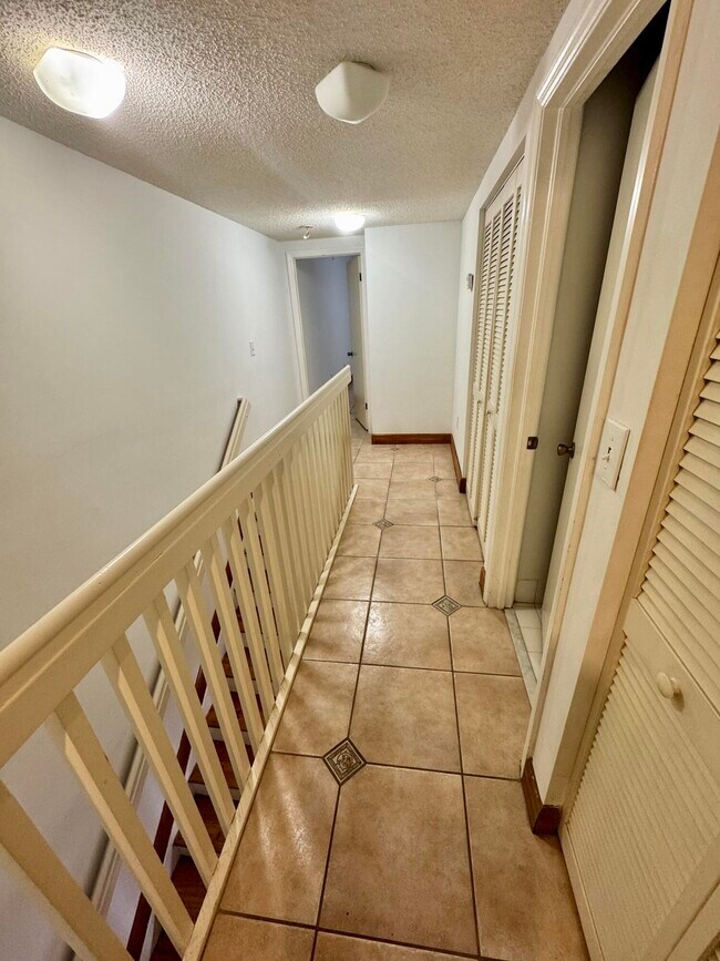 Building Photo - 9189 Fontainebleau Blvd