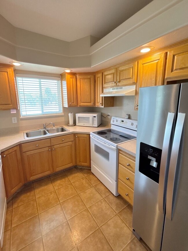 Building Photo - 2456 Brandon Dr