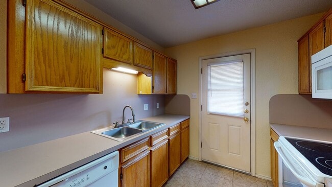 Building Photo - Memorial Day Special, 2 WEEKS FREE RENT!!!!