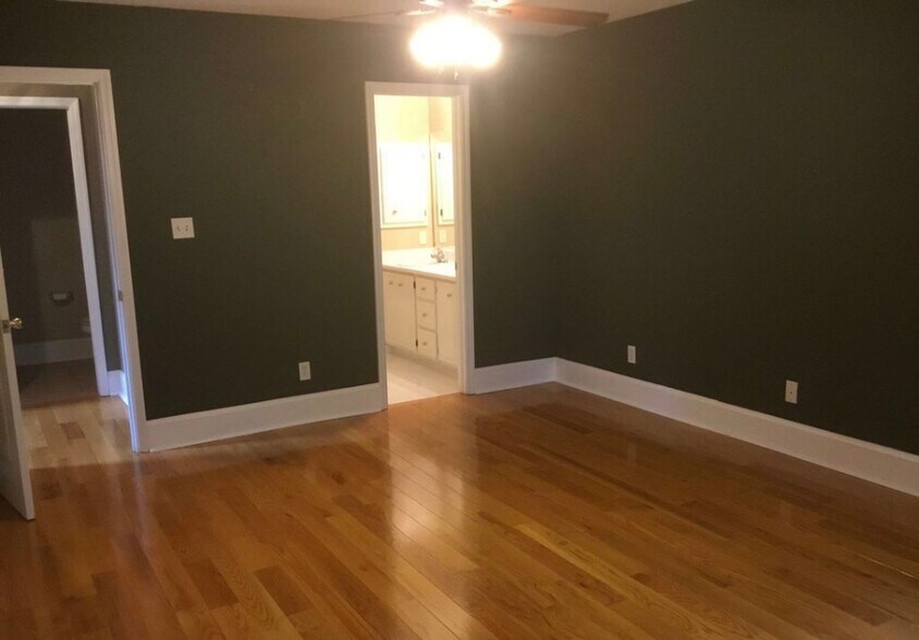 Master onsuite - 2020 Glennfield Ln