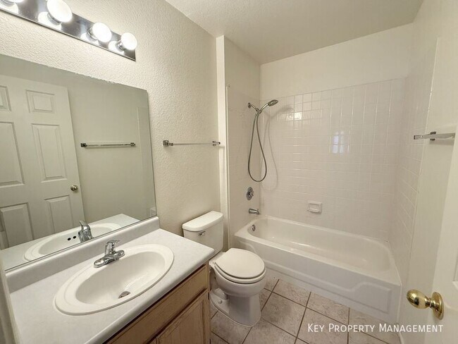 Building Photo - 2840 Lone Cliff Dr