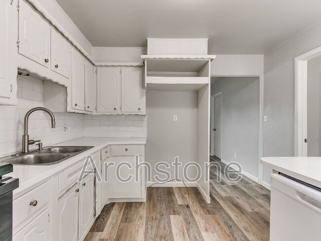 Building Photo - 2312 Mustang St