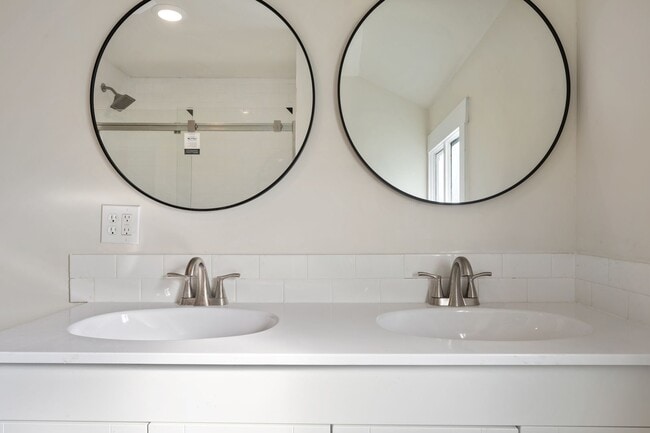 Building Photo - Beautiful Unit in the Heart of Bend!