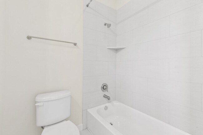 Building Photo - Elegant 3-Bedroom Home in Gated Inner Loop...