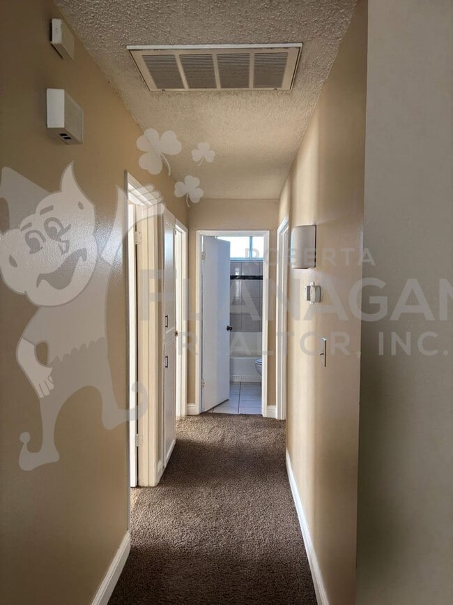 Building Photo - 3 Bedroom/ 2 Bathroom home