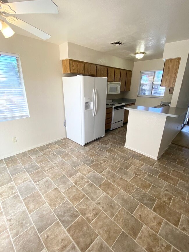Building Photo - 2 Bedroom 2 Bathroom in Vista de Oeste