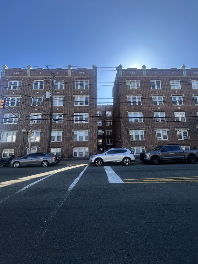 Building Photo - 3718 Park Ave