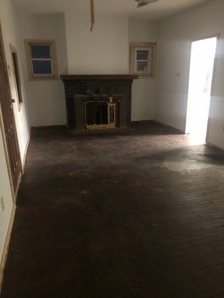 Building Photo - 327 E Stuart Ave
