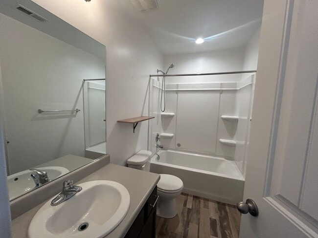 Building Photo - 3 Bedroom 3 Bathroom Townhouse in Saratoga Springs!