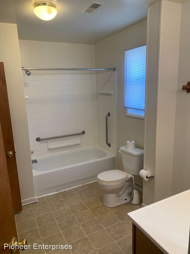 Building Photo - 3 br, 1 bath House - 1016 Cherry Hill Rd