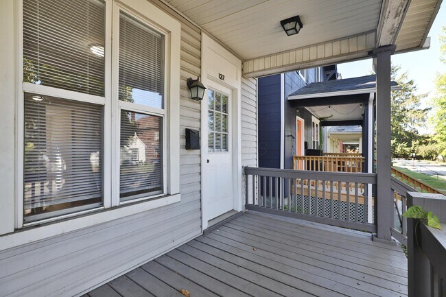 Building Photo - 127 E Hudson St