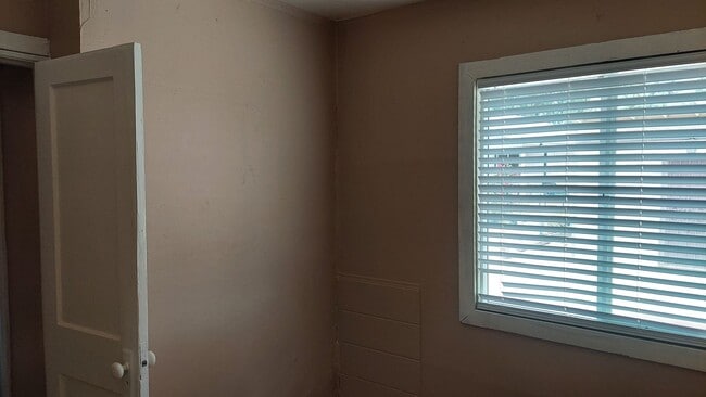 Building Photo - ADORABLE LAVEEN BUNGALOW!