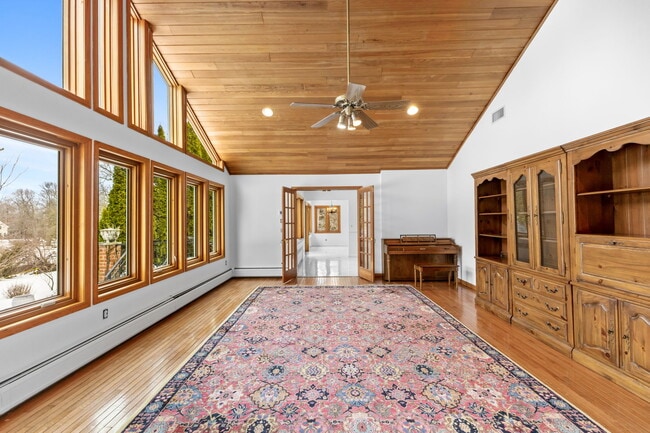 Building Photo - 115 Stonehedge Dr N