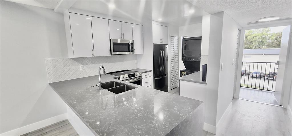 Building Photo - 8040 Colony Cir N