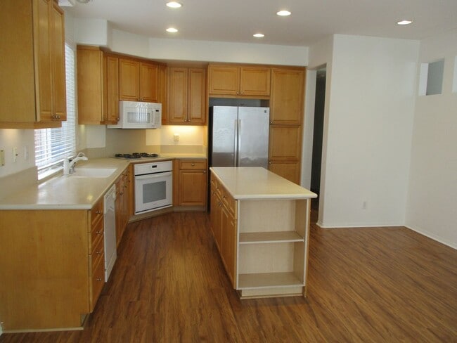 Building Photo - Desirable & spacious Sabre Springs 5 bedro...